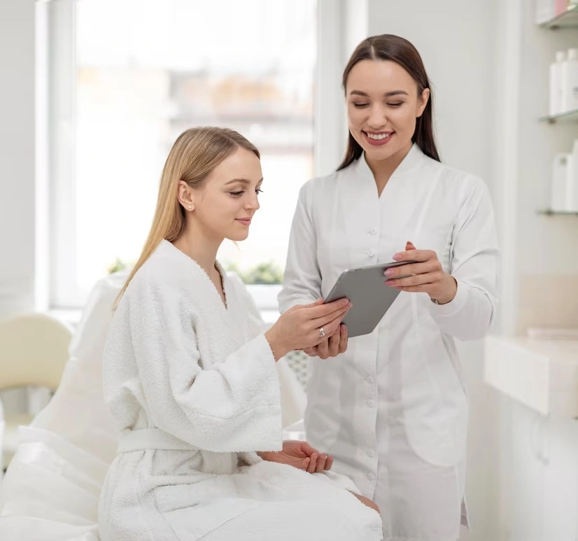 beautician-woman-at-clinic-consults-client_23-2148878892.jpg